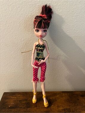 Monster High Draculaura Doll Lot G1 Gloom Beach & Dead Tired Clothes